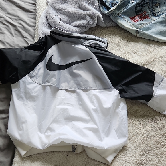White Nike windbreaker w/retractable hood - Picture 4 of 4
